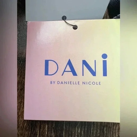 DANI by Danielle Nicole | ladies Disney, Minnie Mouse crossbody handbag. - Picture 3 of 16